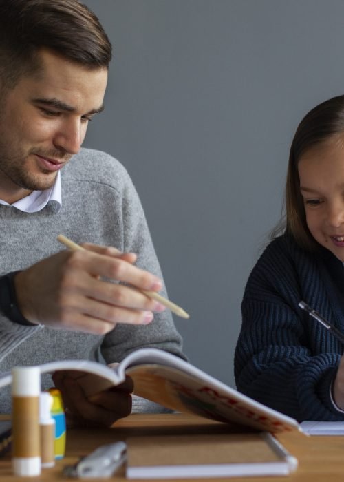 garota-de-vista-frontal-aprendendo-matematica-na-escola