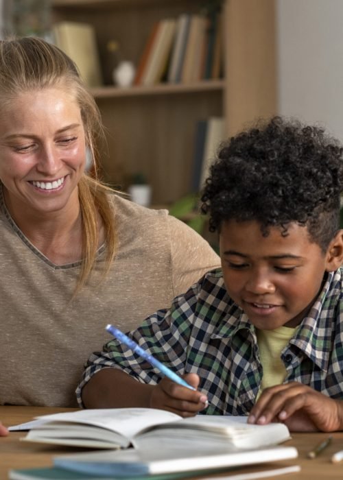 mulher-de-tiro-medio-ajudando-crianca-com-licao-de-casa